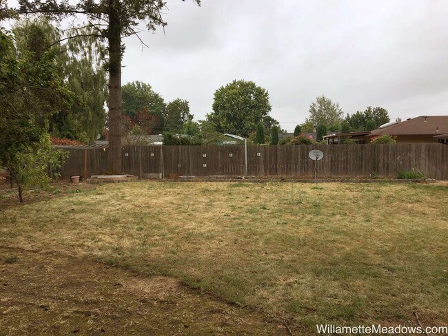 Building Photo - 4 Bedrooms, 2 Bathrooms, Large Fenced Backyard in Central Salem