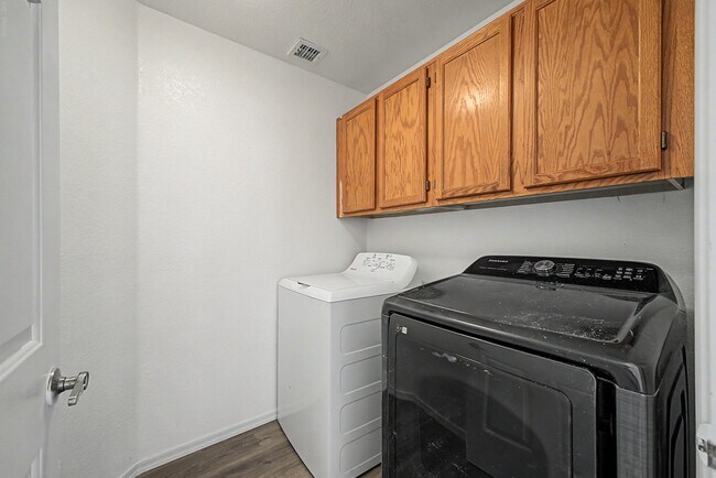 Building Photo - 3103 N Meadow Ln