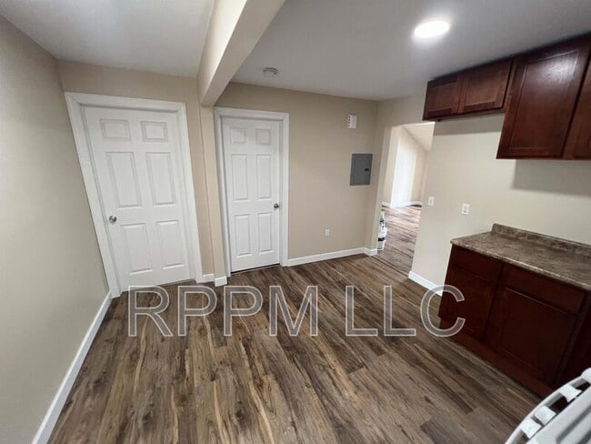 Building Photo - 562 Summer St