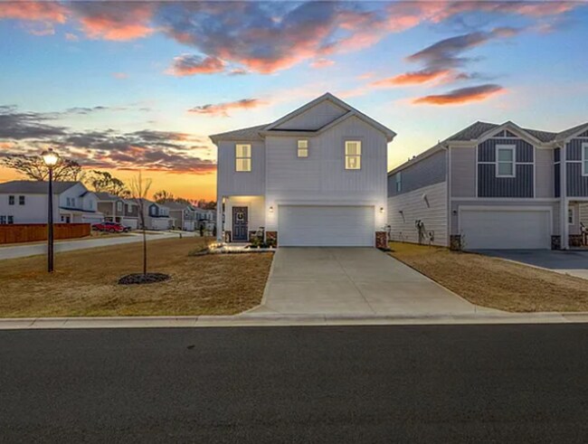 Building Photo - Modern 3 Bedroom Home Available October 1s...