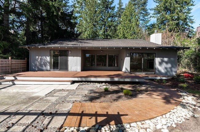Building Photo - A Spacious Home in the Prestigious Sahalee...