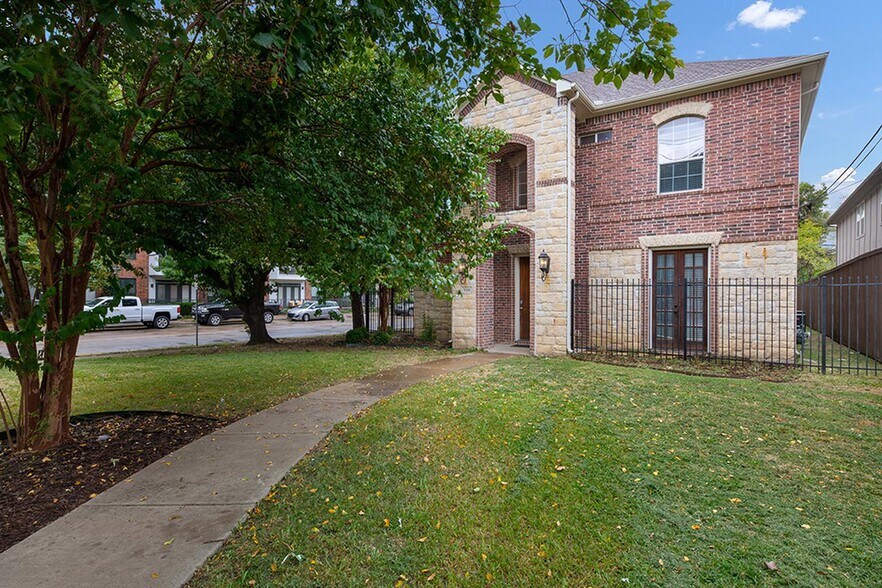 Building Photo - Gorgeous M Streets townhome with great rooftop deck