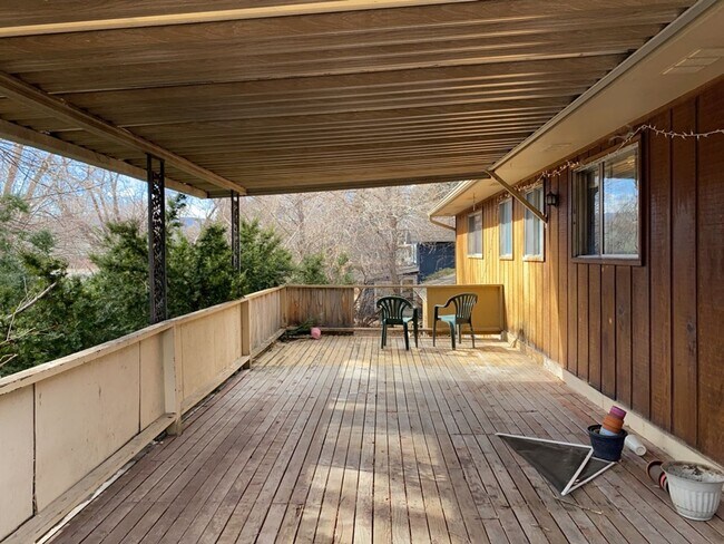 Building Photo - STUDENTS WELCOME! Sprawling 6 Bed / 3 Bath Home Near College and Drake