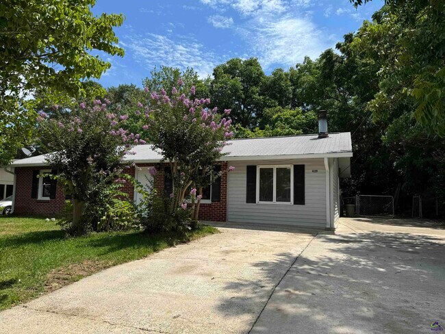 Building Photo - 204 Mike St