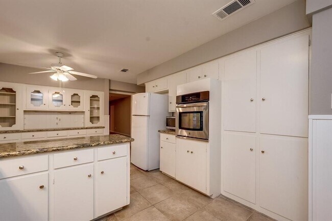 Building Photo - 810 Borden St