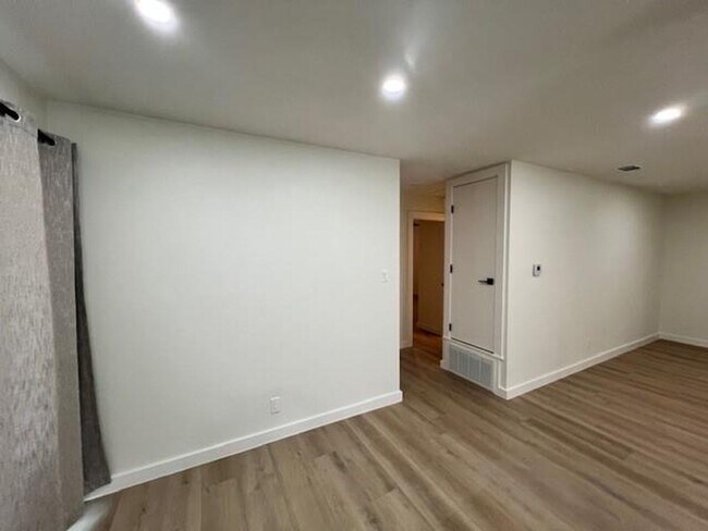 Building Photo - Allandale Place / Culdesac / Refrigerator / Washer/Dryer / Fenced Yard