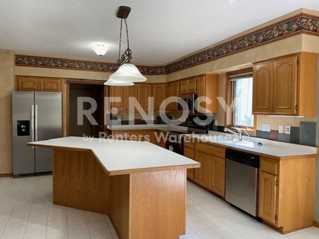 Building Photo - 4800 Sq. Ft. 5 Bedroom 4.5 Bath Home in Woodbury