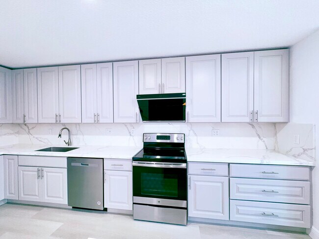 Building Photo - 549 Racquet Club Rd