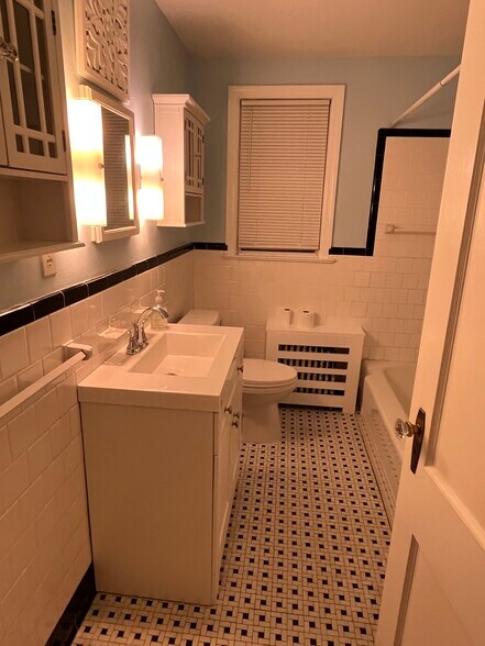 Building Photo - 136 King St