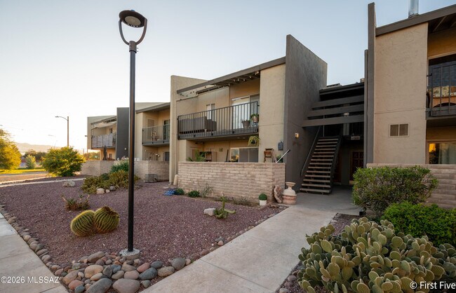 Building Photo - 816 S Langley Ave