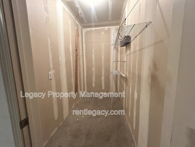 Building Photo - 5350 Dunlay Dr