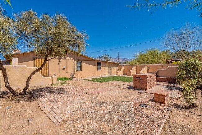 Building Photo - 3118 N Santa Rita Ave