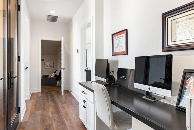 Building Photo - 223 Golden Bear Dr