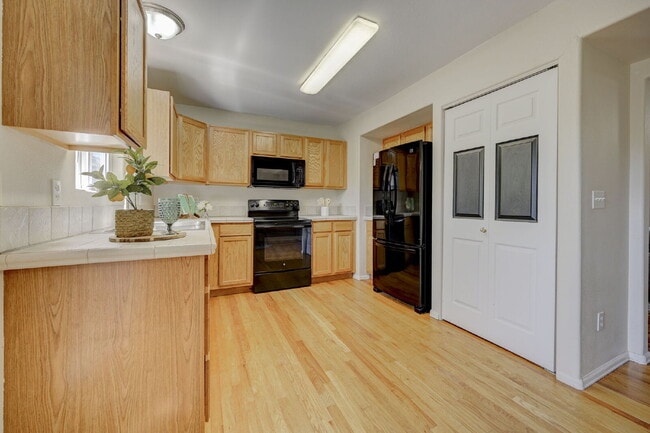 Building Photo - Charming 2-Story Home with Fireplace, Gara...