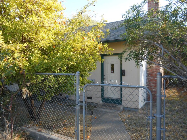 Building Photo - Charming Vintage Home