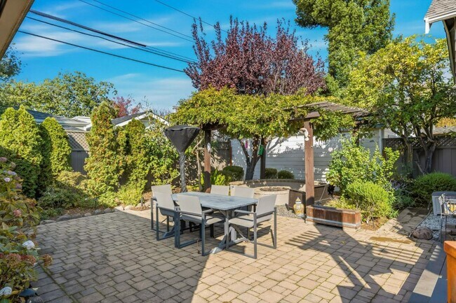 Building Photo - 1212 Mills Ave