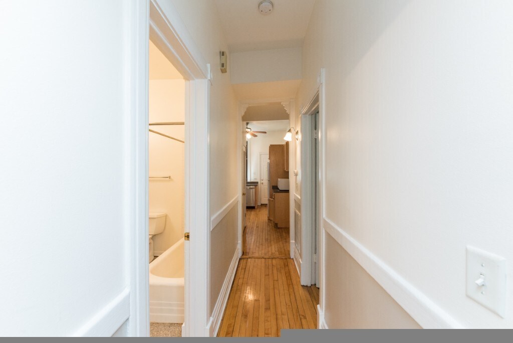 Building Photo - 907 W Addison St