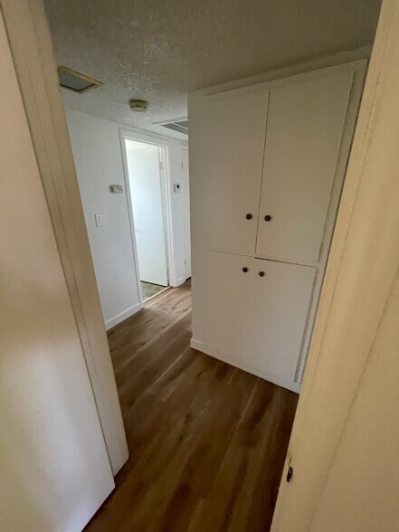 Building Photo - 6940 Los Cerros Dr