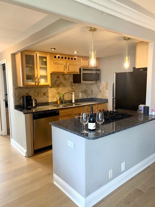 Granite countertops with gas range. - 700 E 8th St