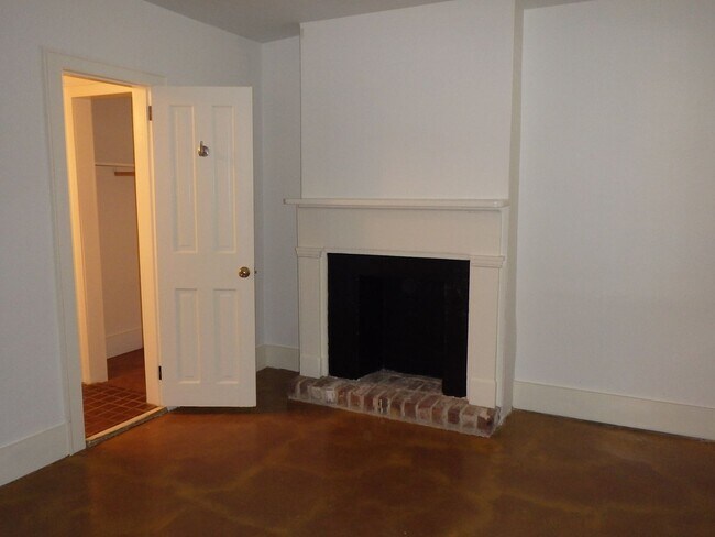 Building Photo - 433 Barnard St