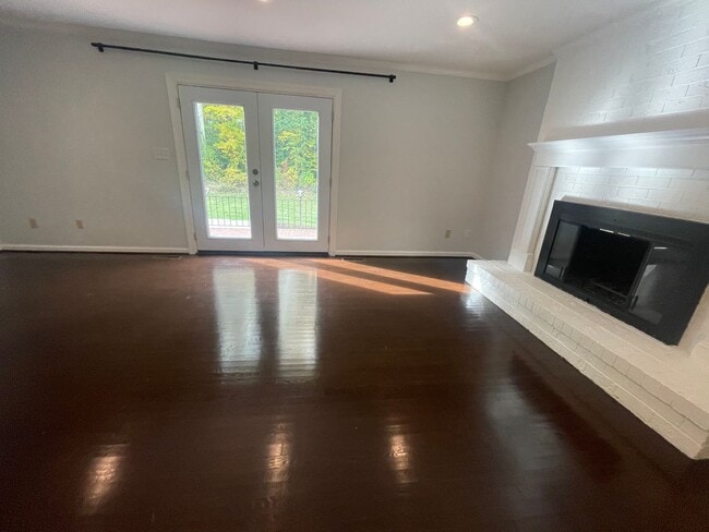 Building Photo - Spacious 4 Bedroom near Guilford College