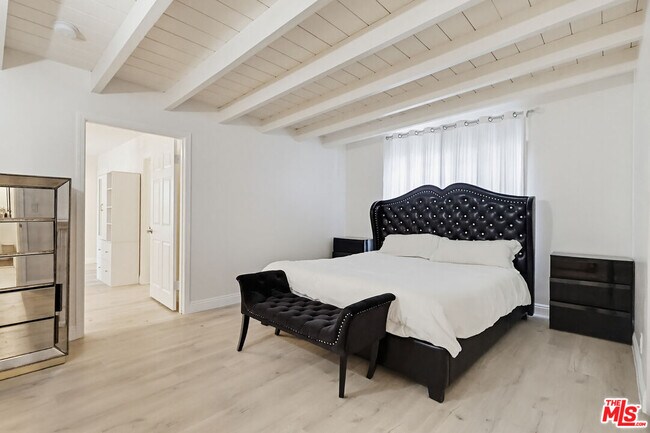 Building Photo - 9209 Paramount Blvd