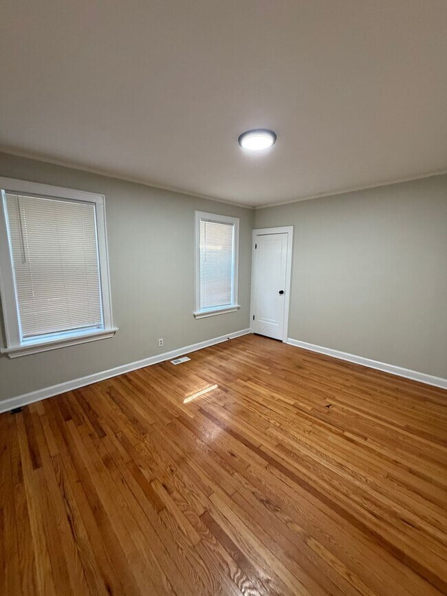 Building Photo - 5041 Lindenwood Ave