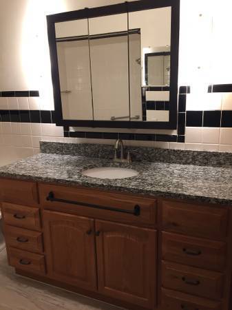 Building Photo - Beautiful Country Club area home available...