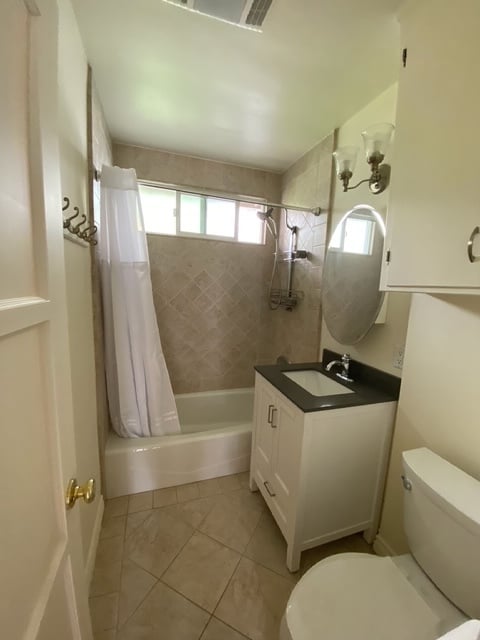 Bathroom - 4049 La Salle Ave