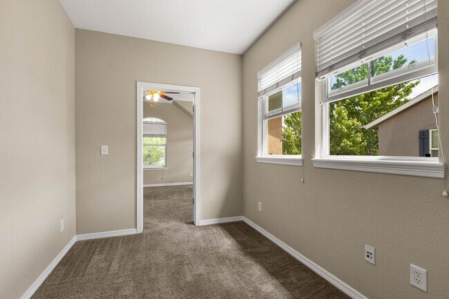 Building Photo - Spacious Townhome in Cherry Creek School District