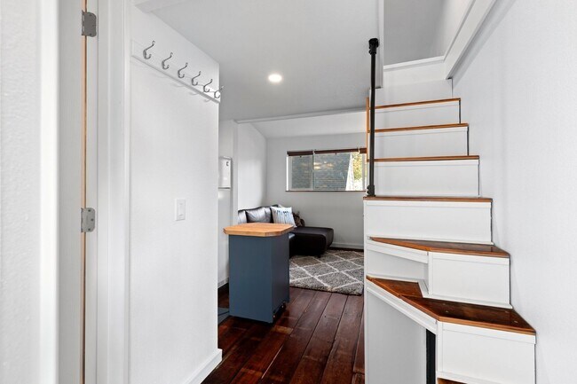 Building Photo - 1 Bath Furnished Studio in Woodlawn!