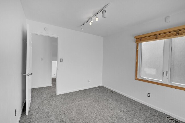 Building Photo - $2,390.95, 2 Bed, 1.5 Bath in Boulder with In Unit Laundry