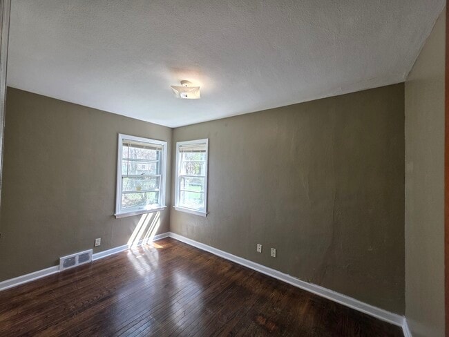 Building Photo - 427 N Henrietta Ave