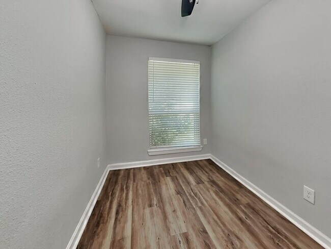 Building Photo - 1724 Spring Lake Dr