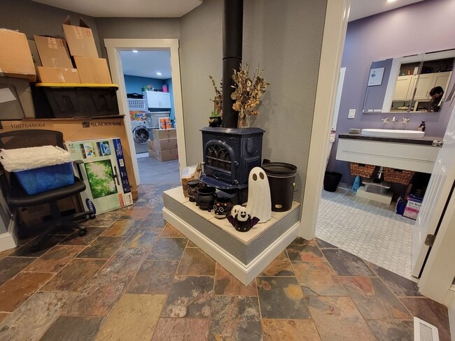 Building Photo - Charming 4 bedrom, 2 bathroom home with ex...