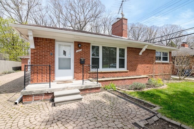 Building Photo - 1427 Woodland Dr