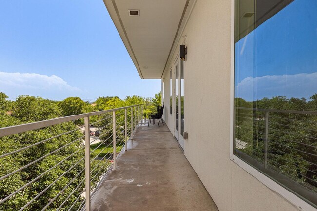 Building Photo - 5820 1/2 Cameron Road-SI FL3-ID1303393P