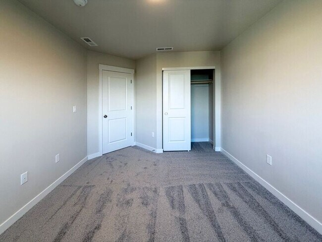 Building Photo - 2638 Waterlily Dr