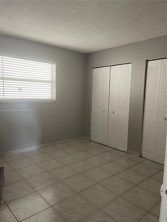 Building Photo - 10000 NW 80th Ct