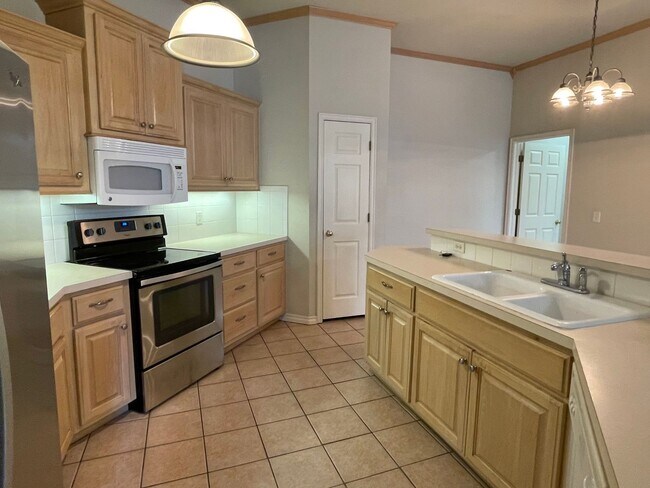 Building Photo - Great 3 Bed 2 Bath in a Gated Neighborhood!!