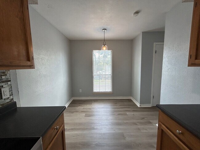 Building Photo - Gorgeous 2-Story Townhouse