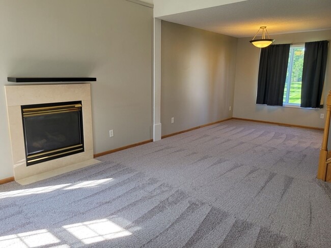 Building Photo - Spacious End Unit Townhouse
