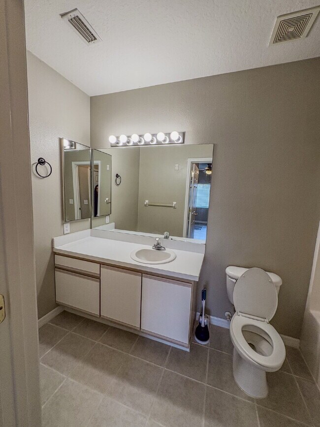 Building Photo - Spacious renovated 3-Bed, 2-Bath in VOB Riverview