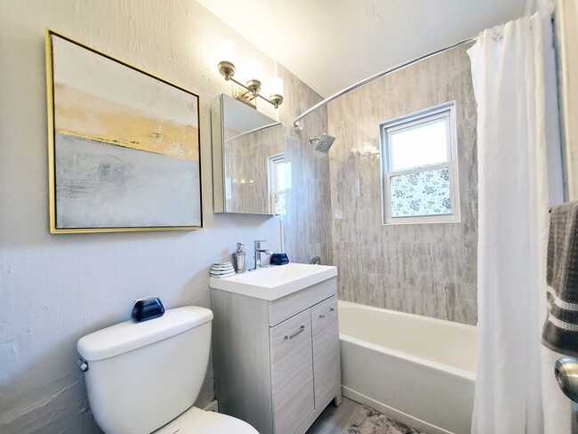 Building Photo - 4 Bed - 1 Bath Cape Cod for Rent