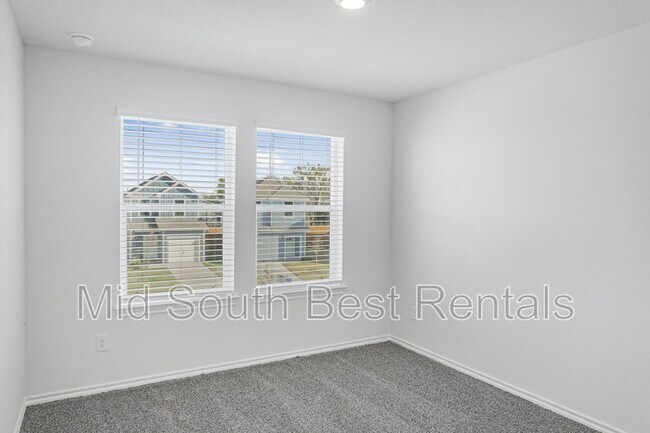 Building Photo - 220 Redwood Rd