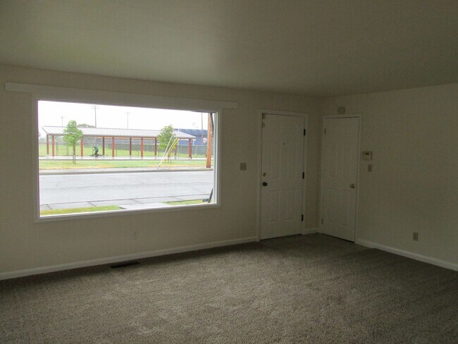 Building Photo - 2 Bedroom house in Burlington