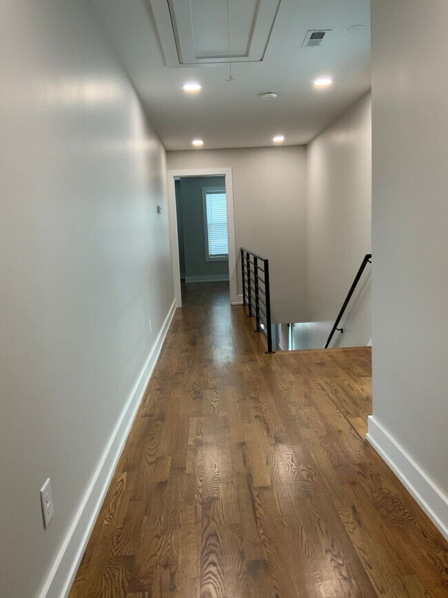 Building Photo - charming 3 bedroom, 3 bathroom home locate...
