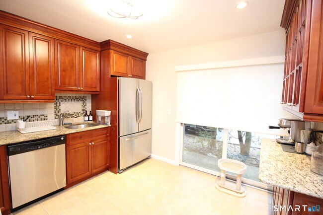 Building Photo - 30 Maple Tree Ave