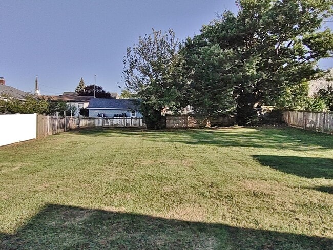 Building Photo - 4 Bed / 2 Bath Single Family Home