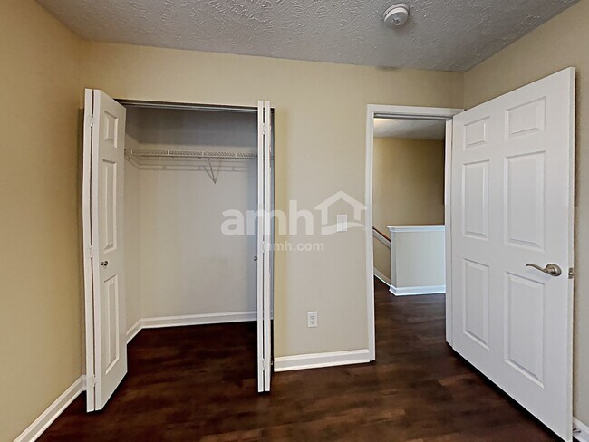 Building Photo - 4568 Hawthorn Dr